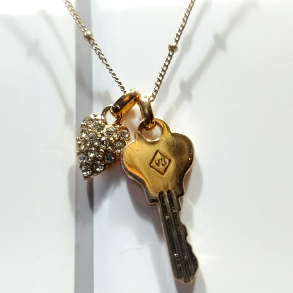 VB Vera Bradley Rose Gold Tone Heart Crystal Key Charm Necklace 18 inch